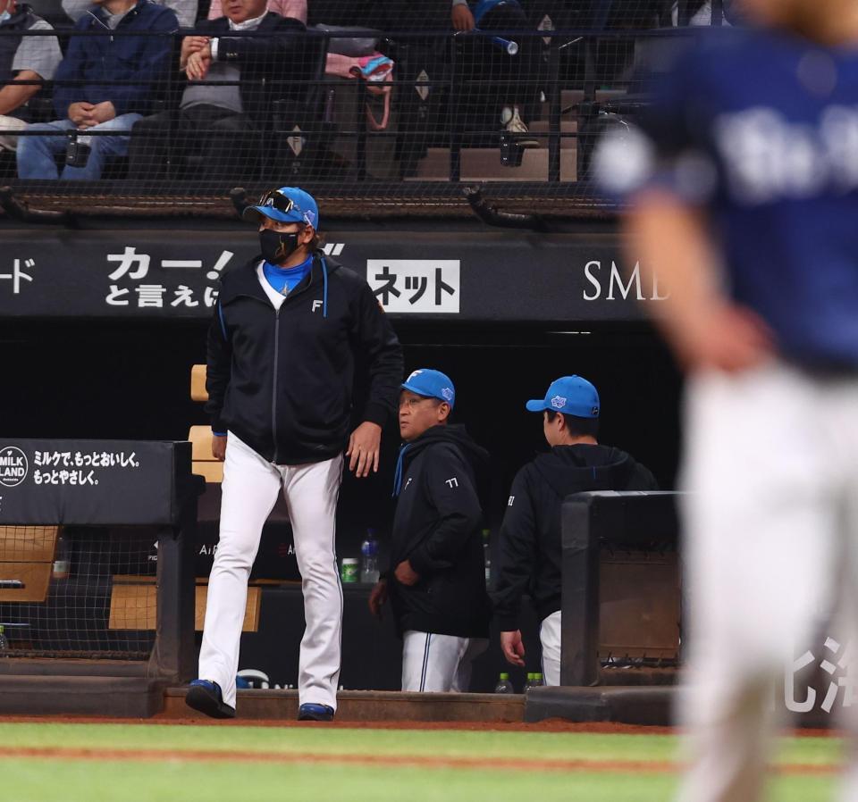 ７回、平良（右）から点を奪えず、選手交代を告げる新庄監督（撮影・中島達哉）