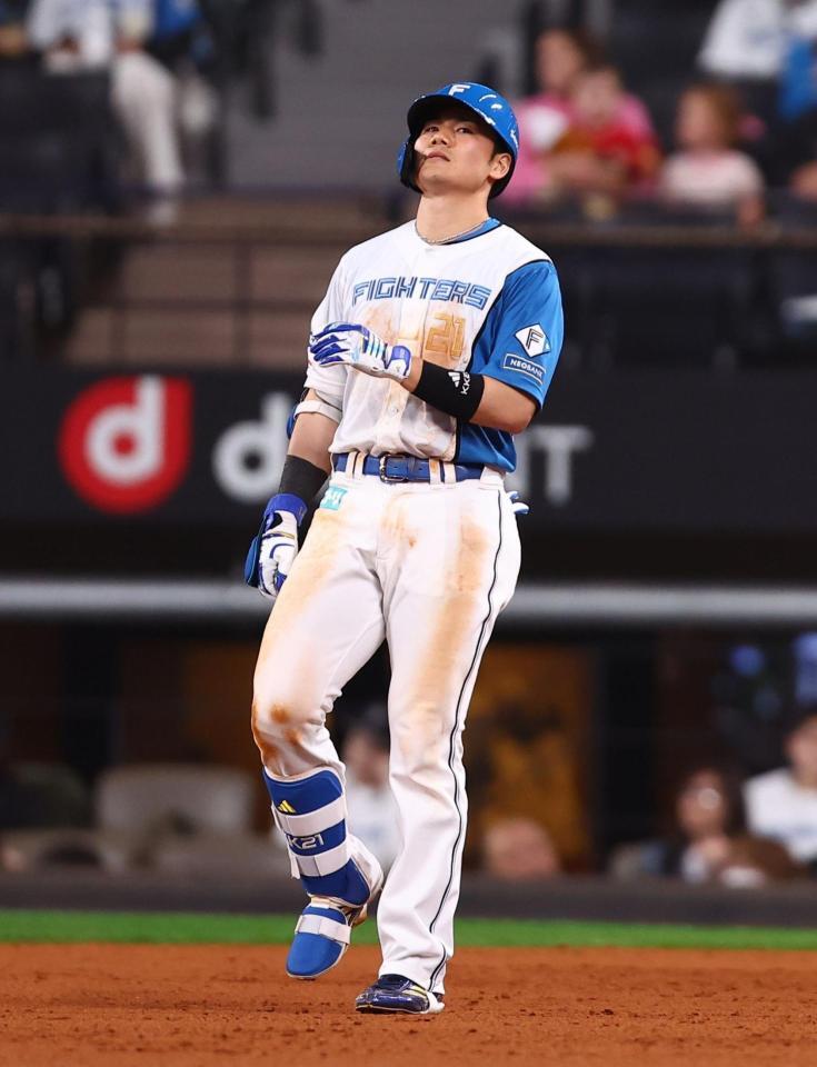 ９回、右飛に倒れる清宮幸（撮影・中島達哉）