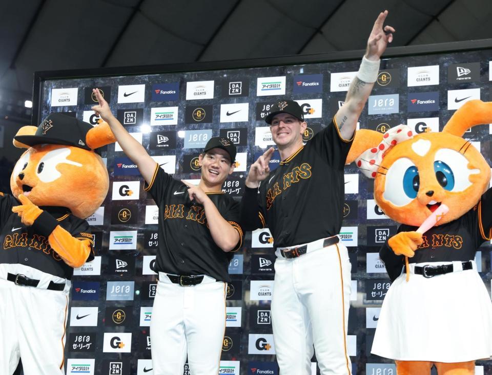 ポーズをきめる井上とキャベッジ（撮影・金田祐二）
