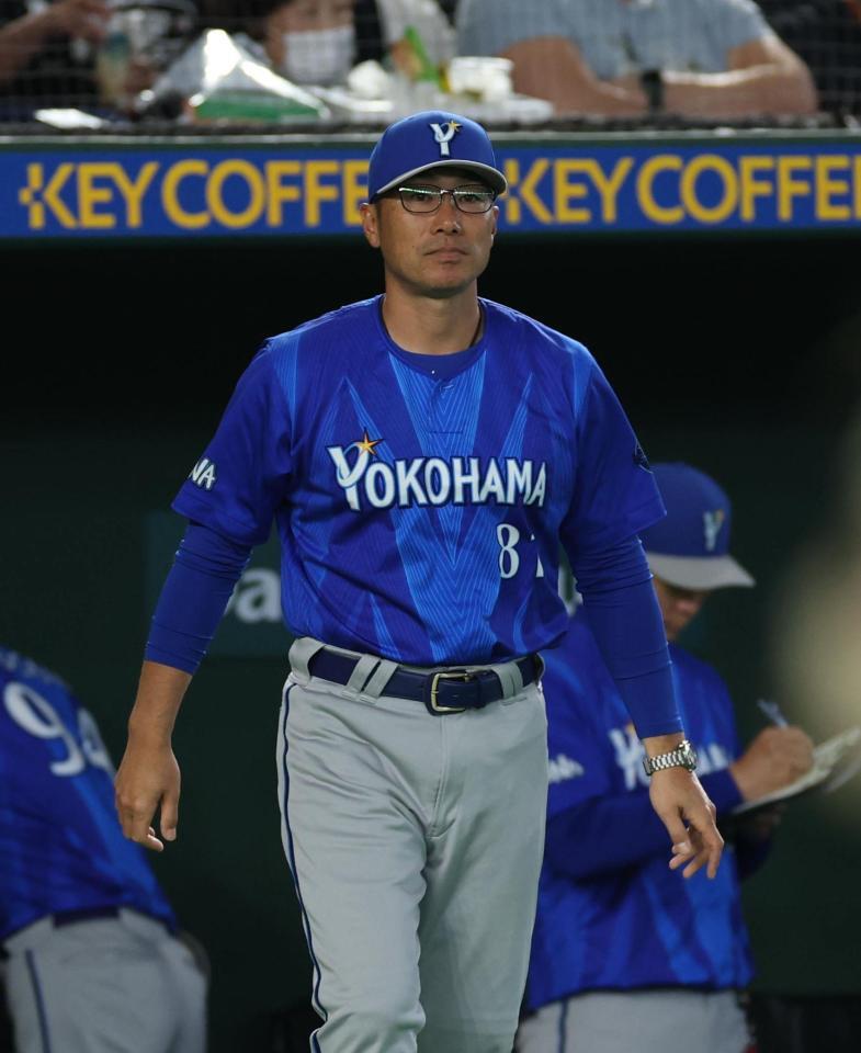 厳しい表情の相川監督（撮影・金田祐二）