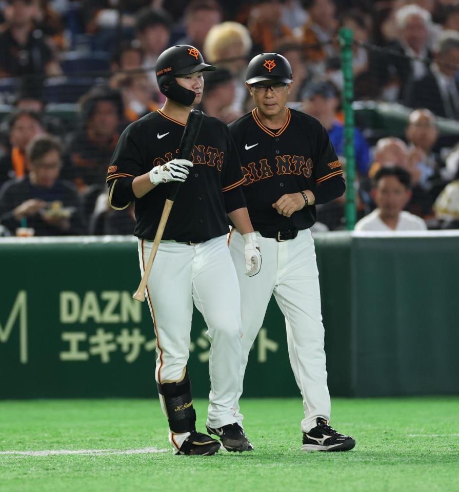 ５回、サインを三塁・川相コーチの所まで聞きに行く井上（撮影・金田祐二）