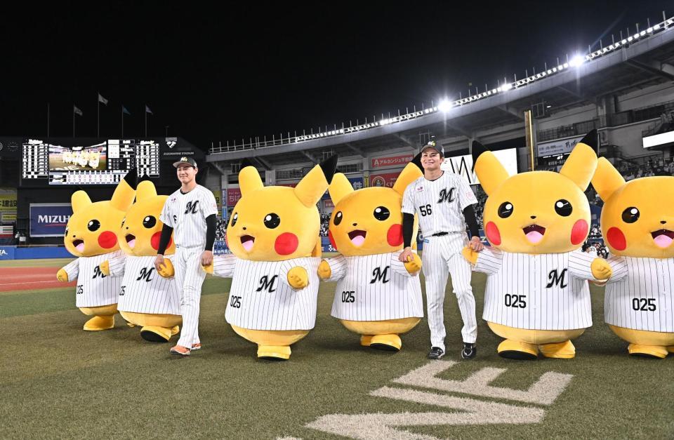 首位のオリックスを破りピカチュウと仲良く手をつなぐ（左から）西川、中森（撮影・開出牧）