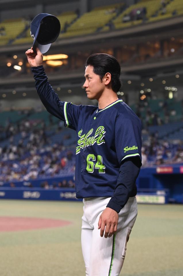 スタンドの声援に応える勝ち越し打の岩田