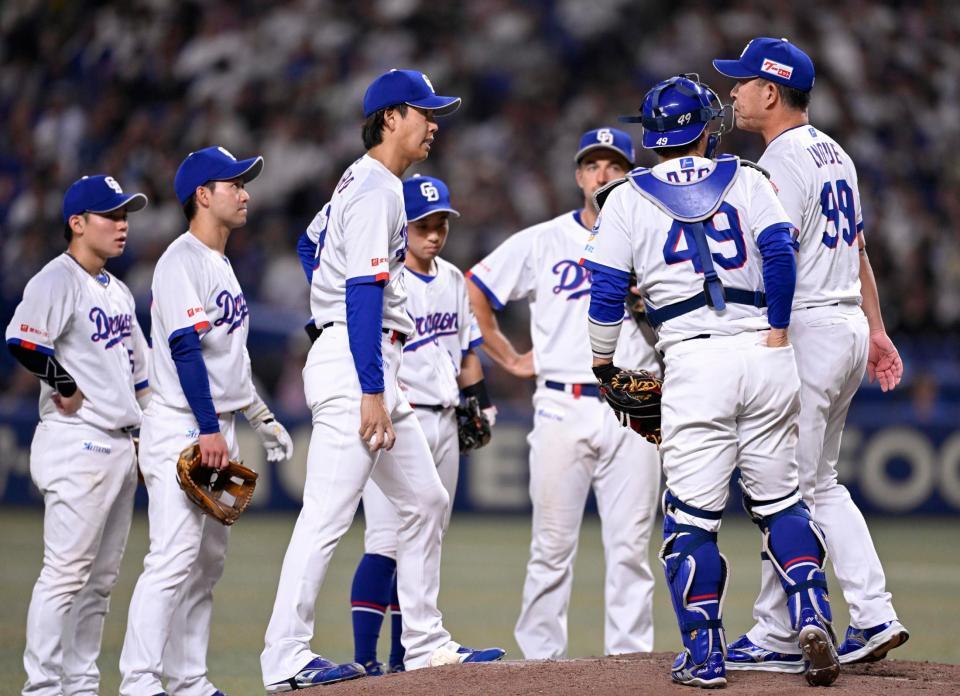 ８回、ヤクルトに逆転を許し、降板する杉浦（左から３人目）。右端は井上監督