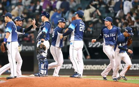 　勝利のタッチを交わす西武ナイン（撮影・中島達哉）