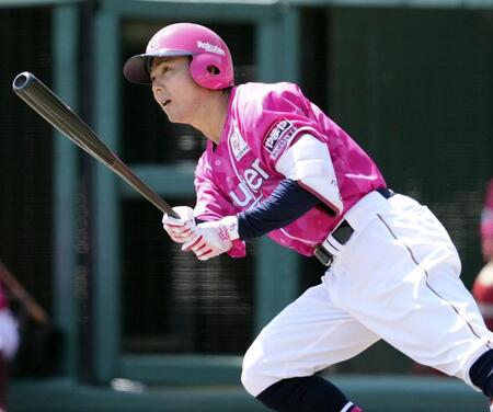 　２回、佐藤が左越えに３ランを放つ