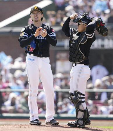 　３回、村林に四球を与え捕手海野（右）と言葉を交わす上沢