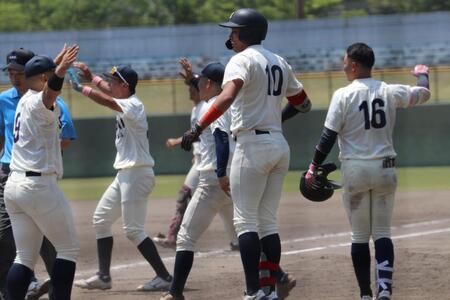 サヨナラ勝ちを決め喜ぶ真鍋（１０）