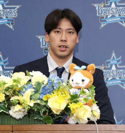 入段会見で抱負を語る尾形＝１４日