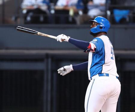 ８回、勝ち越しソロを放つレイエス（撮影・中島達哉）