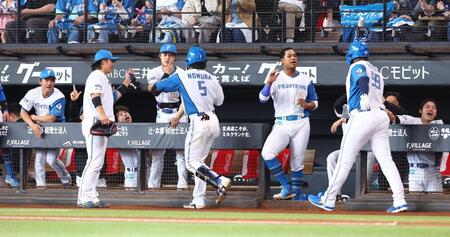１回、２ランを放った野村（５）を迎える日本ハムナイン（撮影・中島達哉）