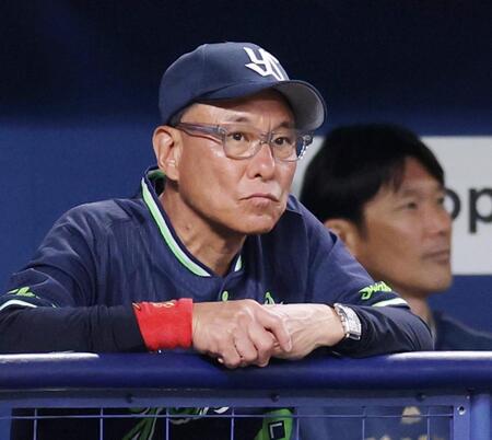 ５回、厳しい表情で試合を見つめる池山監督
