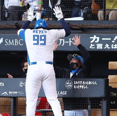 ８回、勝ち越しソロを放ったレイエス（９９）を迎える新庄監督（撮影・中島達哉）