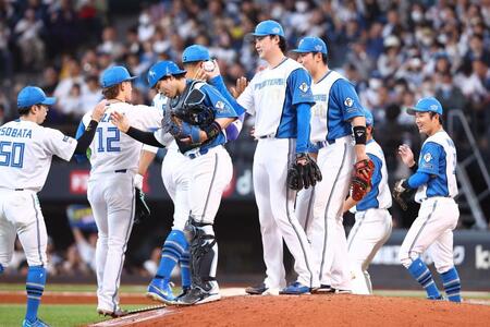 西武に勝利をあげ、タッチを交わす日本ハムナイン（撮影・中島達哉）