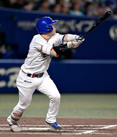 ７回、村松が左越えに適時二塁打を放つ