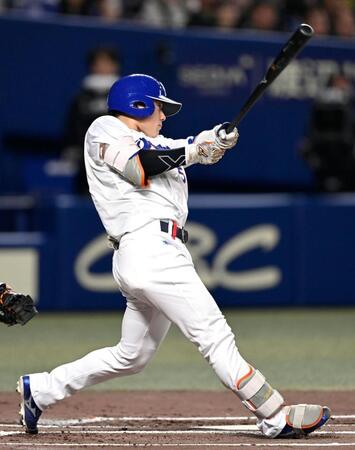 １回、村松が右中間に先制三塁打を放つ