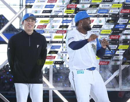 お立ち台で「ミキティー！！」とさけぶレイエス（右）＝撮影・中島達哉