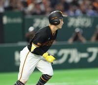 ７回、スイングしバットを離してしまった浦田（撮影・金田祐二）
