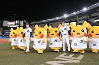 首位のオリックスを破りピカチュウと仲良く手をつなぐ（左から）西川、中森（撮影・開出牧）