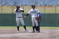 ９回に左前打でつないだ春山（左）