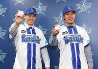 入団会見で笑顔を見せる尾形（左）と井上＝１４日