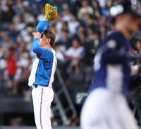 ４回、ネビン（右）に打席連発の同点ソロを浴び、汗をぬぐう加藤（撮影・中島達哉）