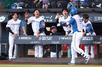 ８回、勝ち越しソロを放ったレイエス（９９）を迎える日本ハムナイン（撮影・中島達哉）