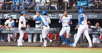 １回、２ランを放った野村（５）を迎える日本ハムナイン（撮影・中島達哉）