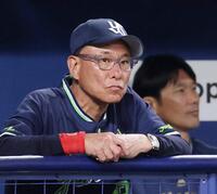 ５回、厳しい表情で試合を見つめる池山監督