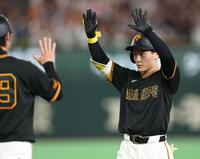 ２回、中前に同点適時打を放ち喜ぶ浦田（撮影・金田祐二）