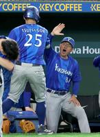 １回、先制ソロを放った筒香を迎える相川監督（撮影・金田祐二）