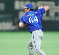７回、ダルベックの投ゴロで本塁送球も間に合わず失点する中川（撮影・金田祐二）