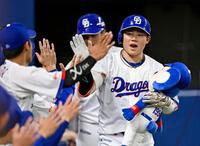 ３回、２ランを放ちナインに迎えられる村松