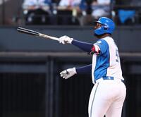 ８回、勝ち越しソロを放つレイエス（撮影・中島達哉）