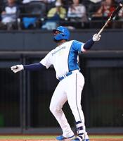 ８回、勝ち越しソロを放つレイエス（撮影・中島達哉）