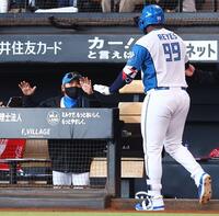 ８回、勝ち越しソロを放ったレイエス（９９）をベンチをたたきながら迎える新庄監督（撮影・中島達哉）