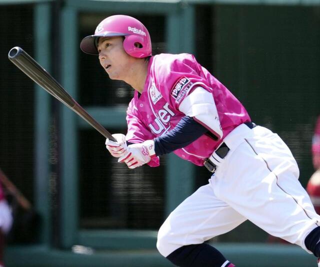 　２回、佐藤が左越えに３ランを放つ