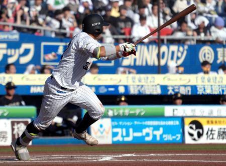 　６回ロッテ１死二、三塁、佐藤が左前に先制２点打を放つ＝ＺＯＺＯマリン