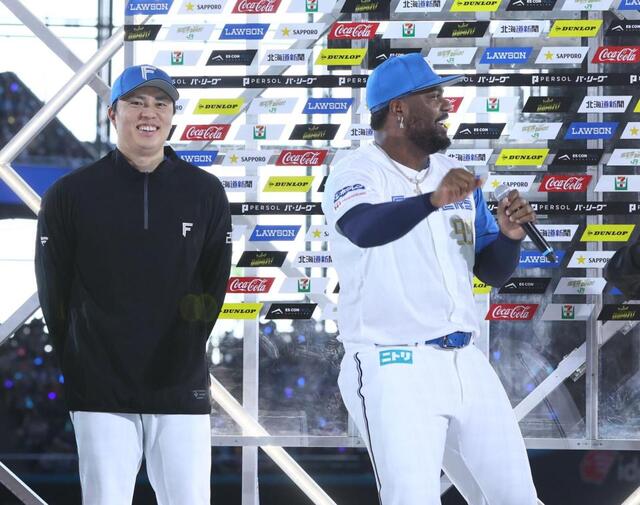 お立ち台で「ミキティー！！」とさけぶレイエス（右）＝撮影・中島達哉