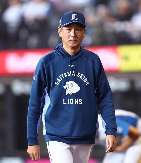 ８回、選手交代を告げる西口監督（撮影・中島達哉）