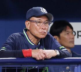 ５回、厳しい表情で試合を見つめる池山監督