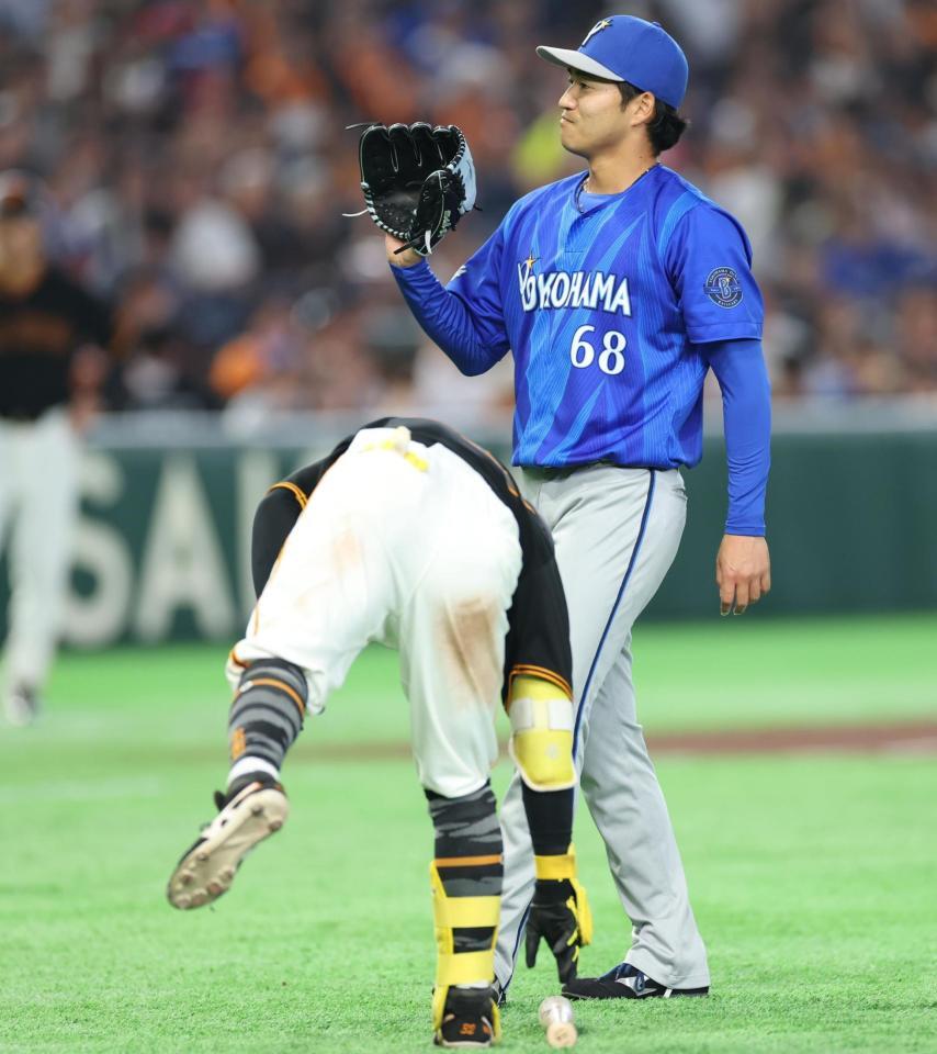 ７回、離してしまったバットを拾う浦田（撮影・金田祐二）