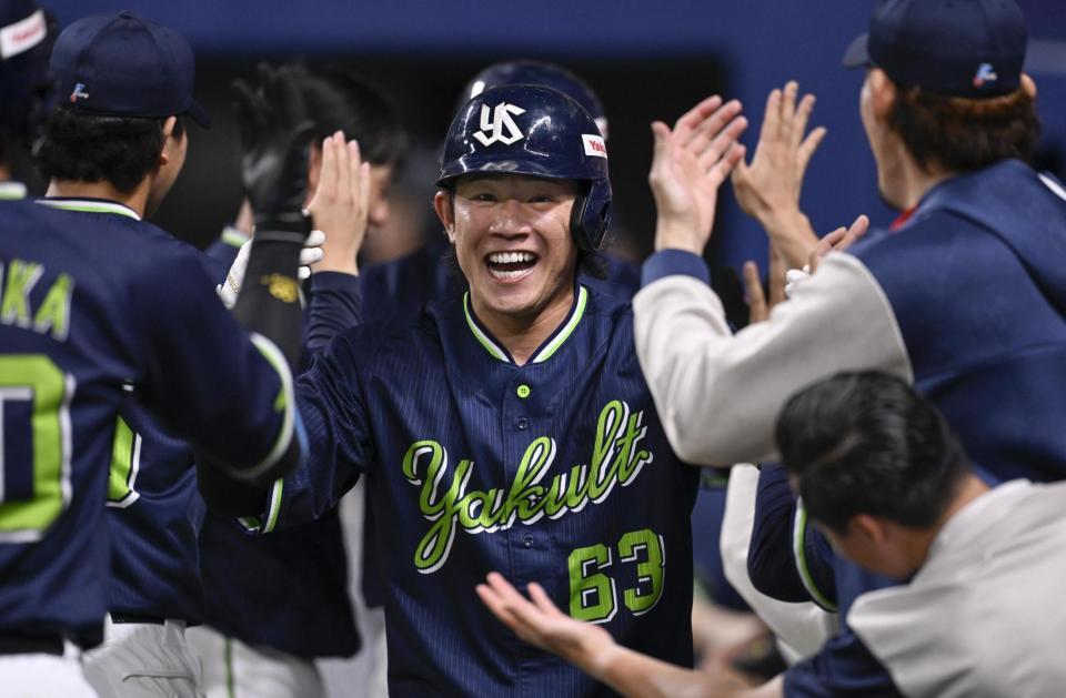 　９回、代打で２ランを放ち、ナインに迎えられる増田
