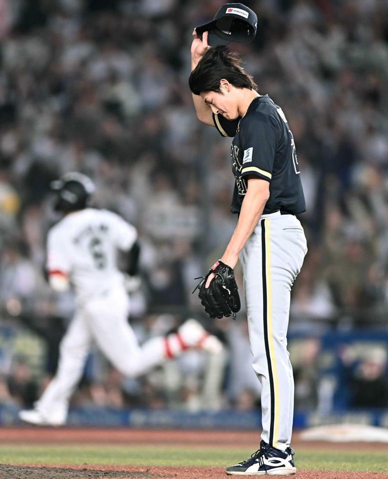 　７回、西川（後方）に勝ち越し３ランを浴びた山崎（撮影・開出牧）