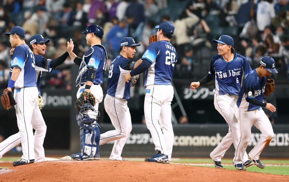 　勝利のタッチを交わす西武ナイン（撮影・中島達哉）