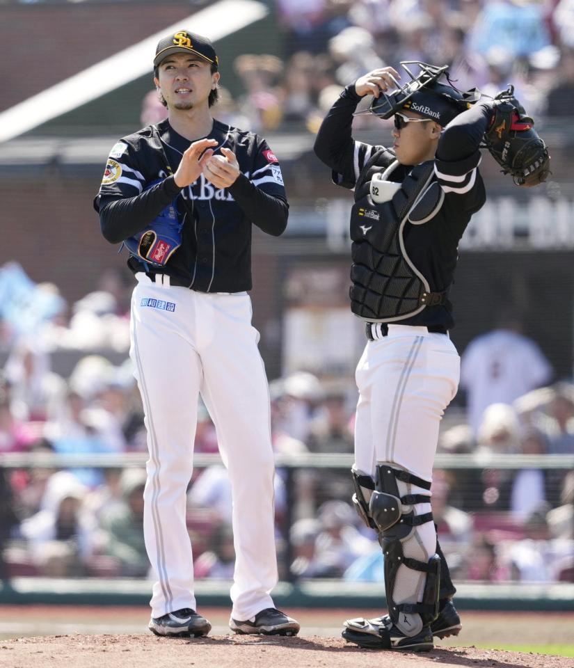 　３回、村林に四球を与え捕手海野（右）と言葉を交わす上沢
