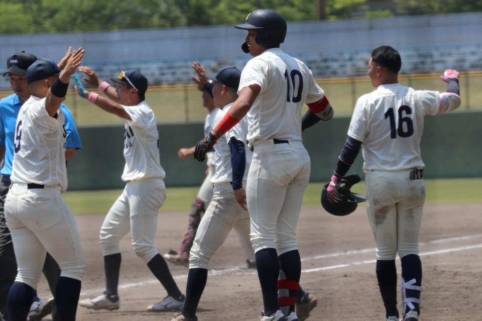 サヨナラ勝ちを決め喜ぶ真鍋（１０）