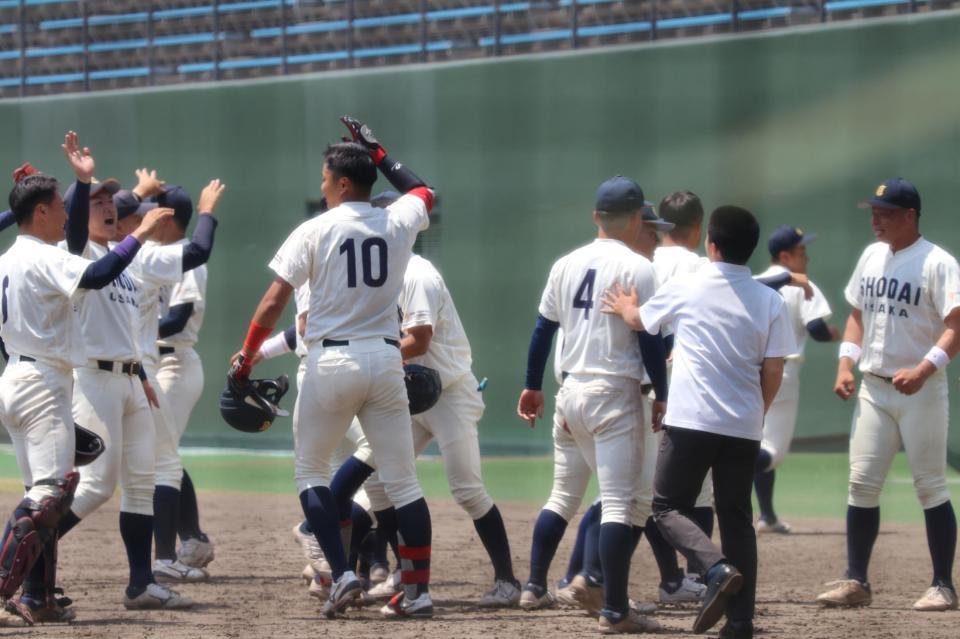 サヨナラ勝ちを決め喜ぶ真鍋（１０）