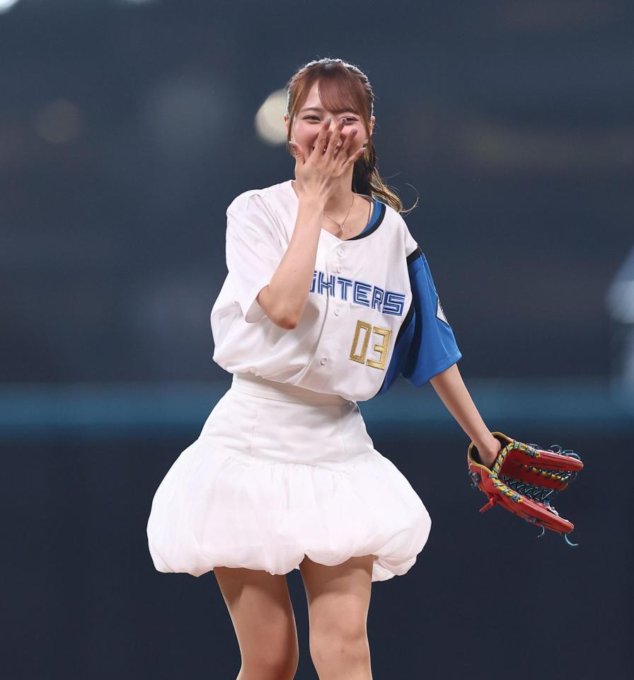 ファーストピッチセレモニーで投球後、笑顔を見せるＣｌａｒｉＳ・クララ（撮影・中島達哉）
