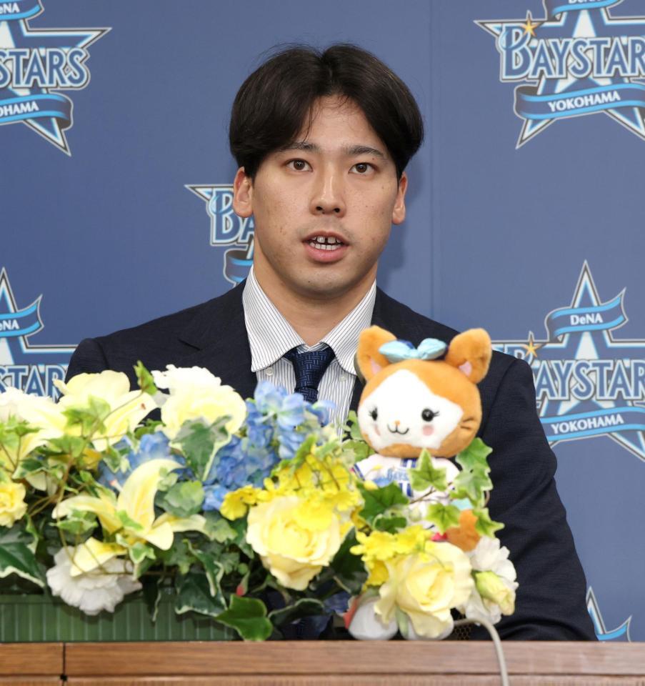入段会見で抱負を語る尾形＝１４日